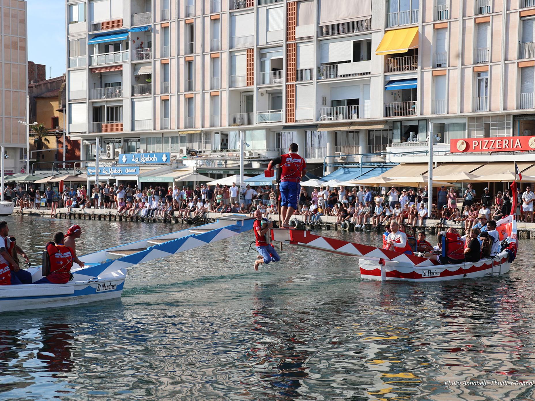 Cette photo capture l'une des passes qui s'est déroulée lors de la démonstration de joutes provençales, samedi 18 juillet dans le port de Toulon.