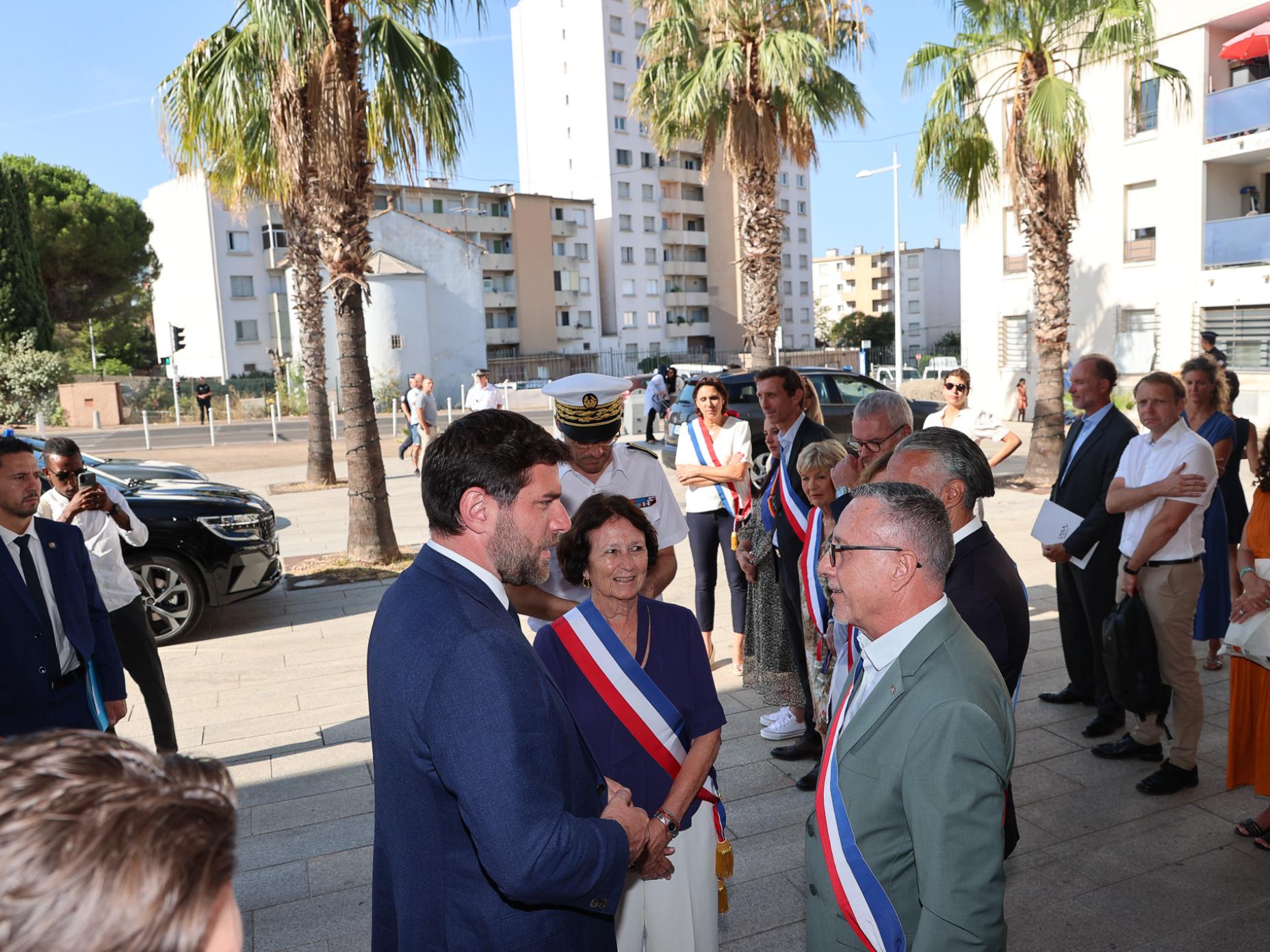 La photo montre Vincent Jeanbrun, minstre de la Ville et du Logement en train de saluer Serge Lhotellier, adjoint au maire et président de THM. Le minstre est accompagné par Josée Massi, maire de Toulon.