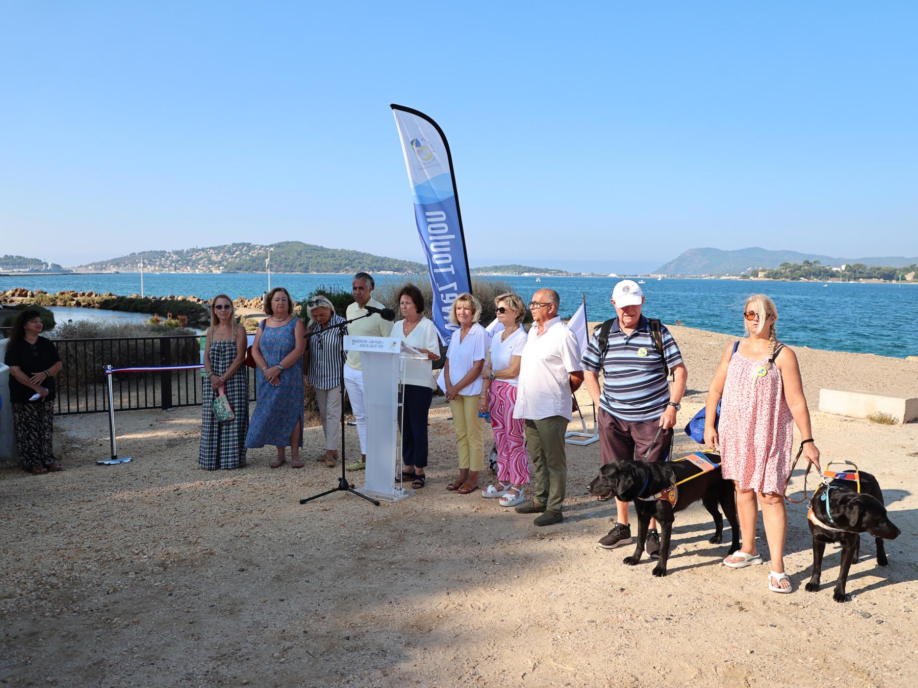 Il s'agit d'une photo de l'inauguration de la caniplage de Pipady au cours de laquelle Josée Massi, maire Toulon a prononcé un discours.