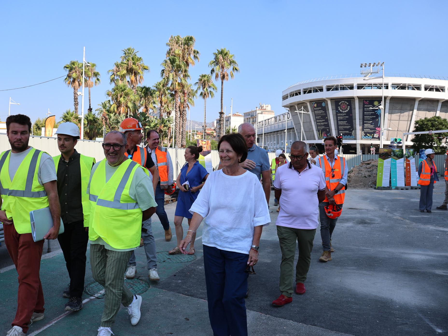 cette photo montre Josée Massi, Maire de Toulon lors de la visite du chantier de la requalification de l'avenue de-Lattre-de-Tassigny
