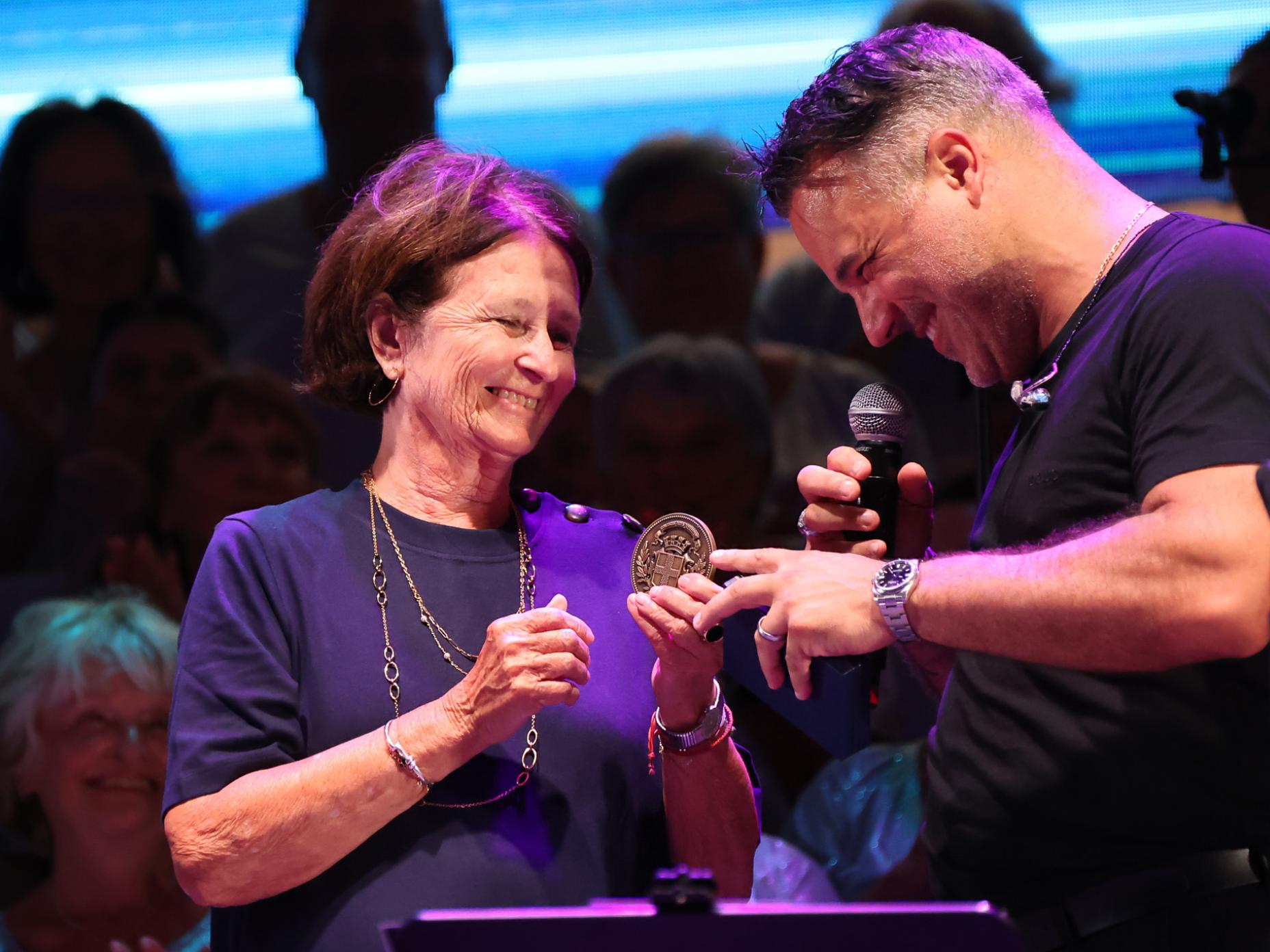 Josée Massi remettant la médaille de la ville à Franck Castellano, chef du Chœur du Sud 