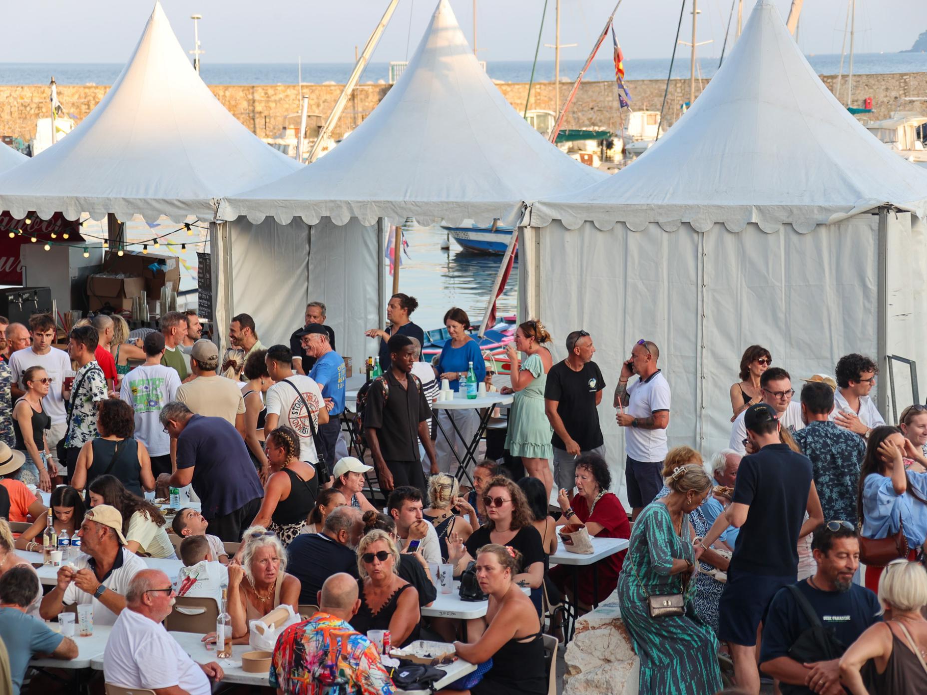 La photo montre la foule qui a répondu présent pour cette 24e édition de la Nuit des Pêcheurs