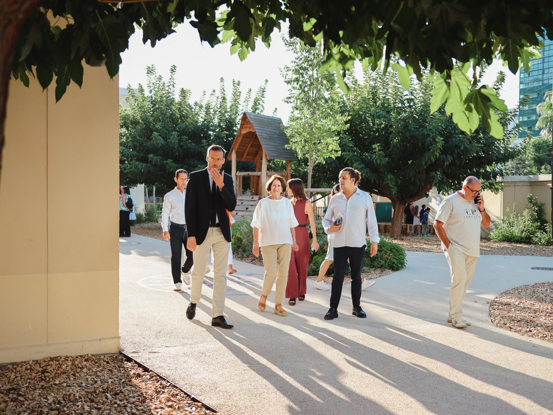La photo montre Josée Massi, maire de Toulon et Simon Babre, préfet du Var, dans la cour de récréation de l'école élémentaire Brusquet.