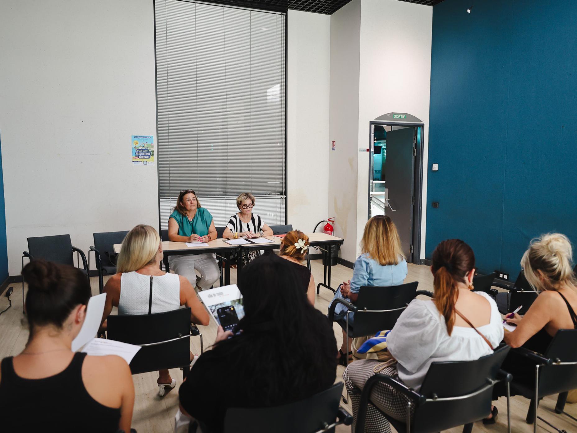 Cette photo montre la conférence de presse de présentation du Forum des Associations.
