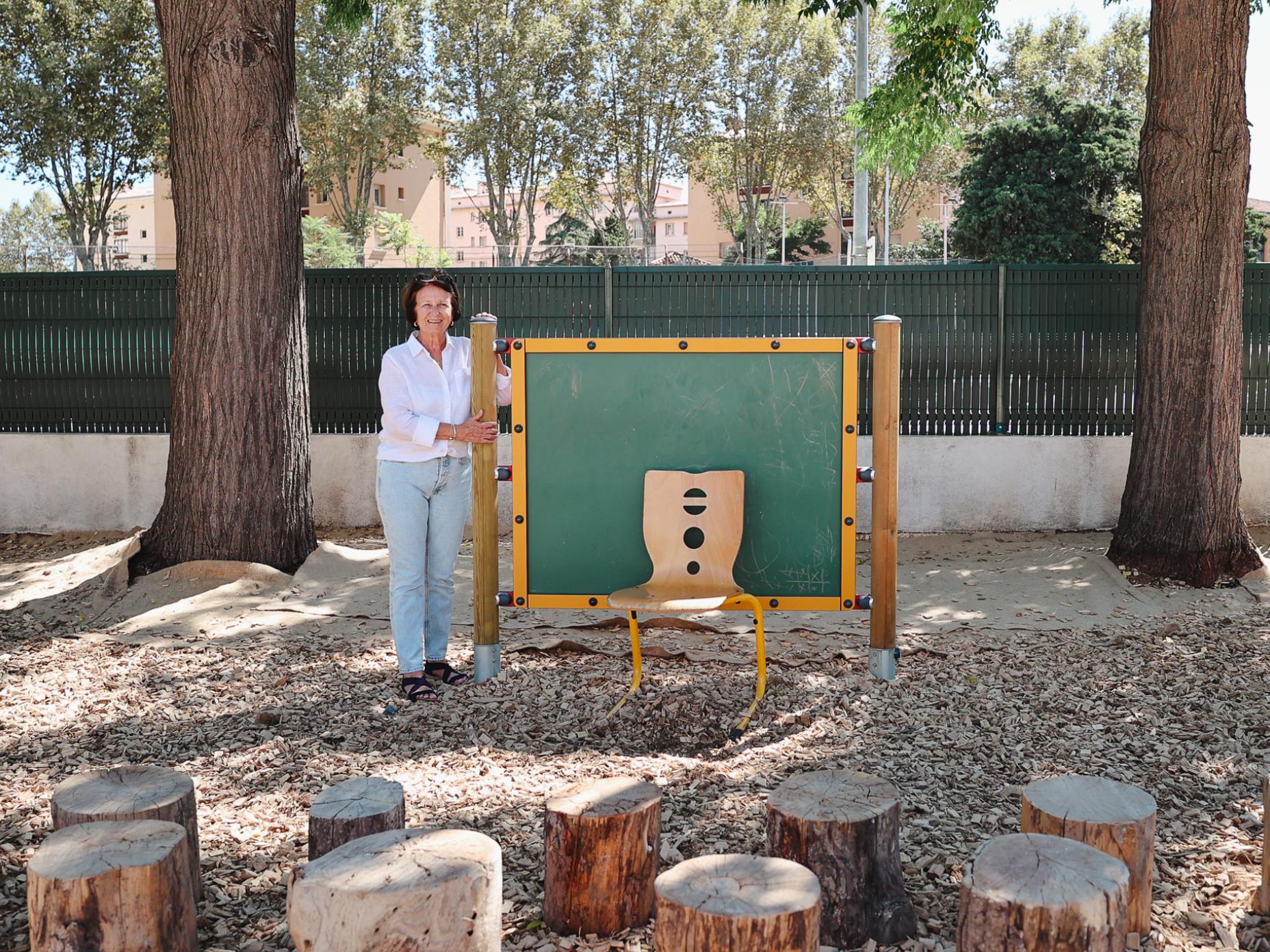 La photo montre Josée Massi, maire de Toulon, dans l'îlot classe dehors