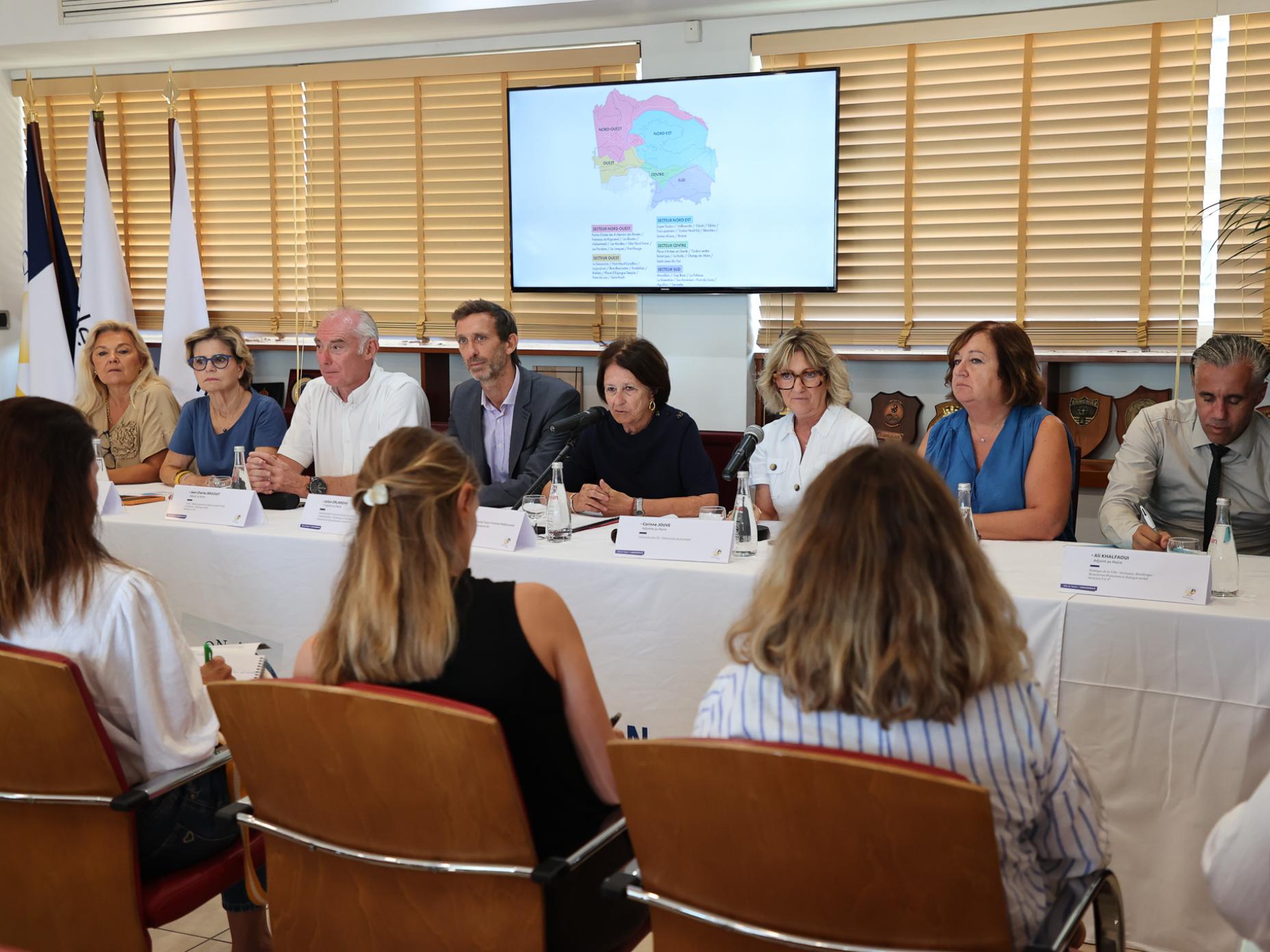 Au centre de la photo, Josée Massi maire de Toulon lors de la conférence de presse portant sur les nouveaux conseils de secteurs