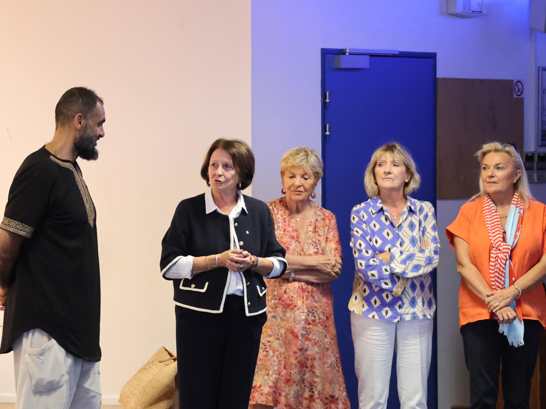 La photo montre Hacem Djemai, président du CIL et Josée Massi, maire de Toulon entourée de ses adjoints et conseillers municipaux Geneviève Levy, Corinne Jouve et Claudine Defianas 