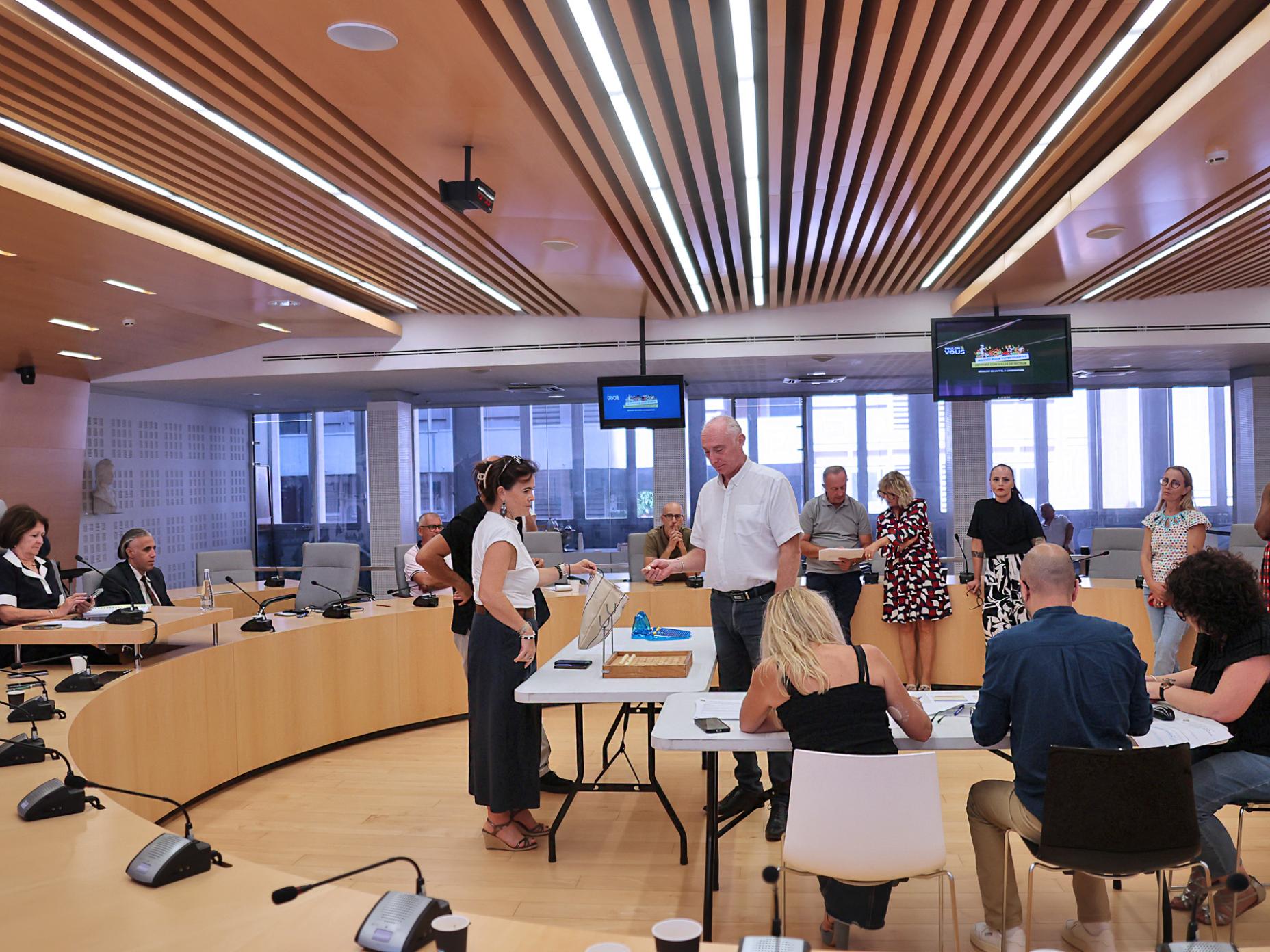 La photo montre le tirage au sort organisé pour désigner les conseillers de secteur