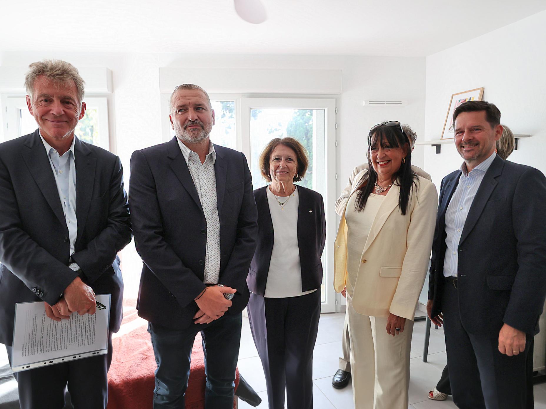 La photo montre Josée Massi, maire de Toulon, entourée des différents intervenants qui ont participé à la réalisation de la résidence Campus Gasquet