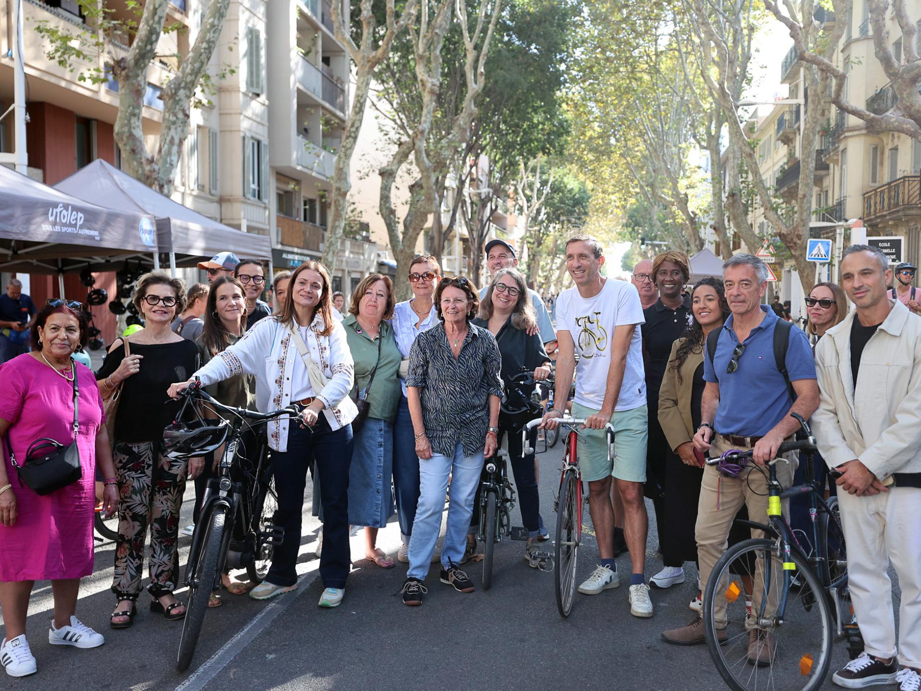 La photo montre le lancement de la journée Dimanche en Roue libre