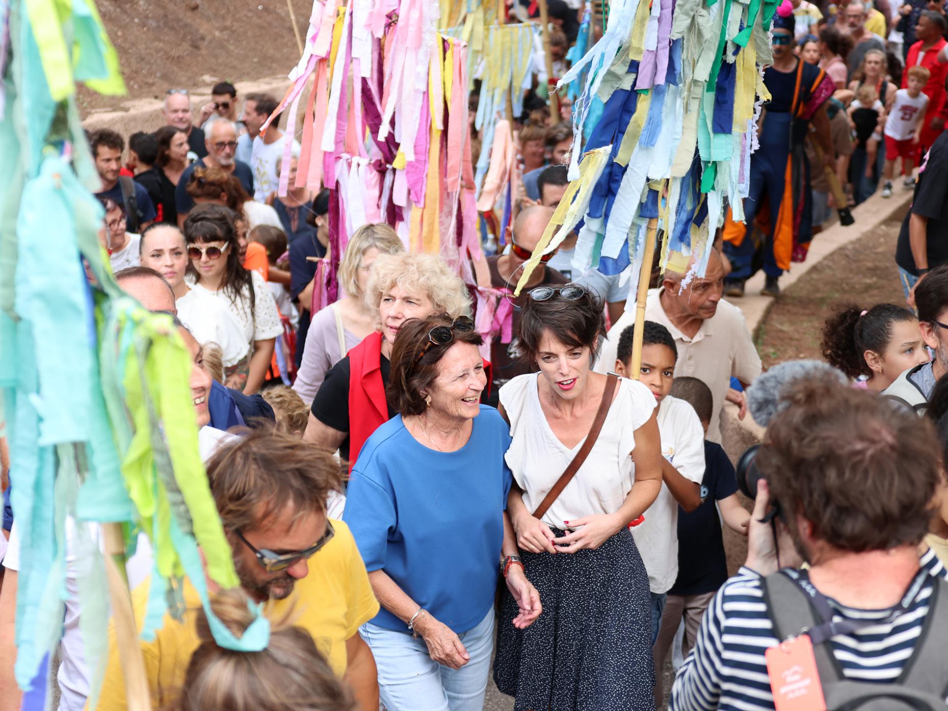 Josée Massi maire de Toulon a pris par à la déambulation "Tawa en Liberté" réalisée par les artistes de la compagnie Gratte-Ciel et les habitantas du quartier.