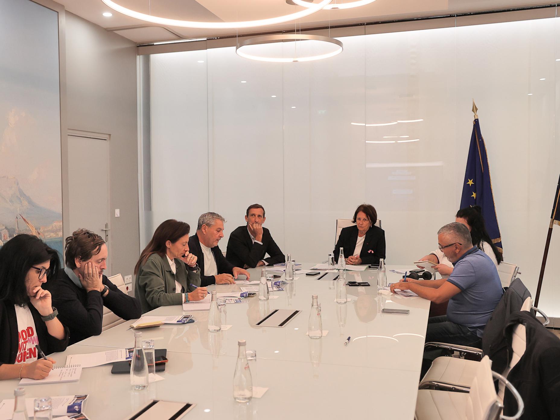 Au centre de la photo, Josée Massi qui a présenté un premier bilan 6 mois après son accession à la mairie de Toulon