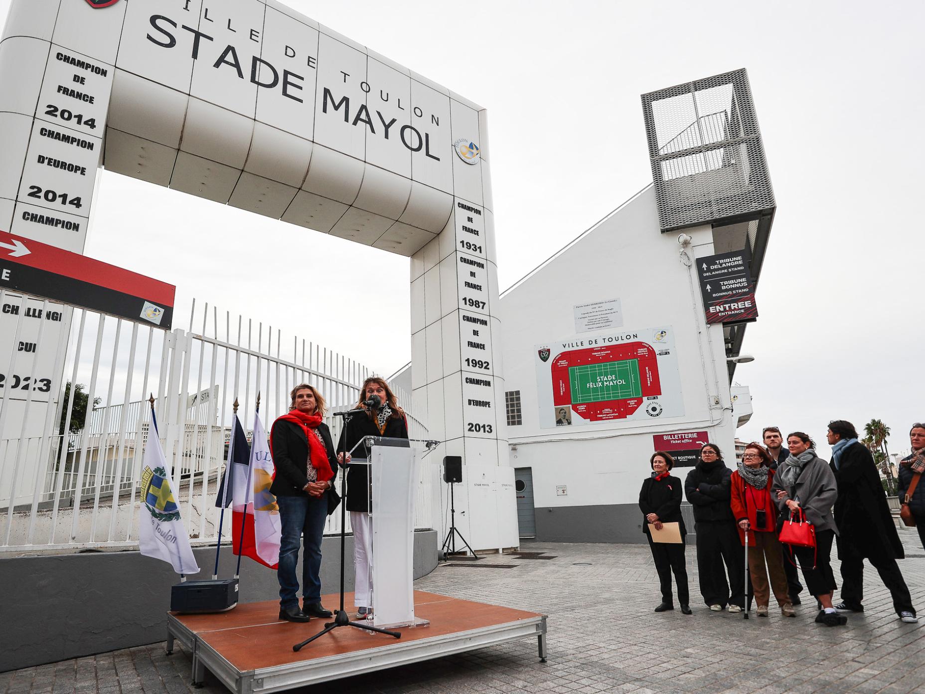 La photo montre l'inauguration du parvis André-Herrero par Josée Massi maire de Toulon.