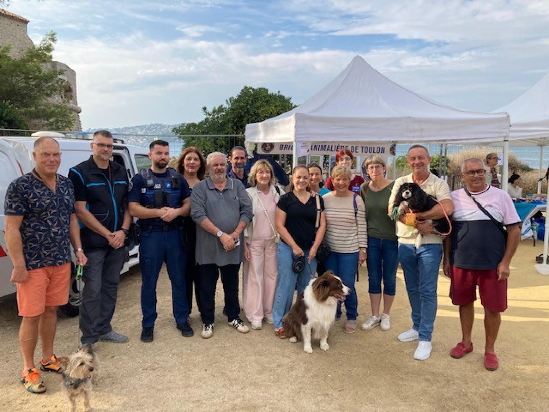 La photo montre le lancement officiel de la Journée du chien sur la caniplage de Pipady.