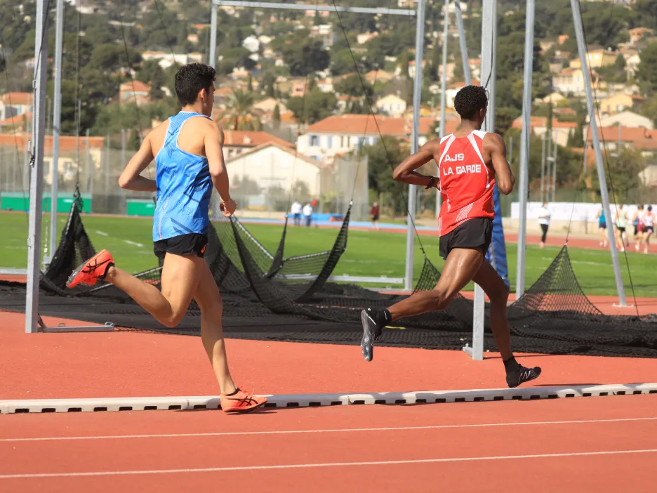 2 athlètes pratiquant de l'athlétisme