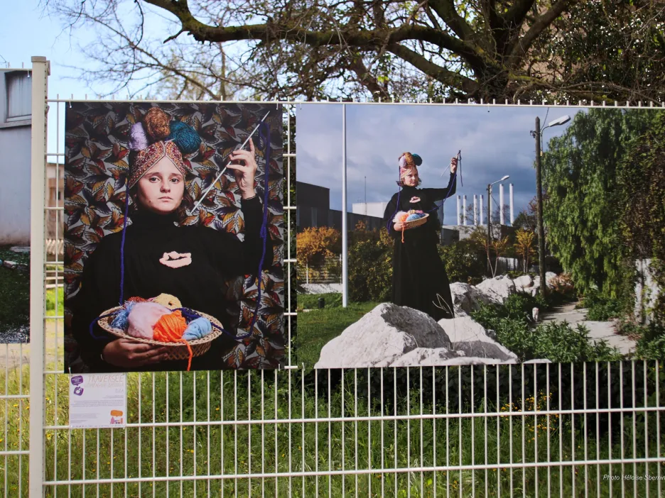 Photo de deux illustrations de l'exposition en plein air