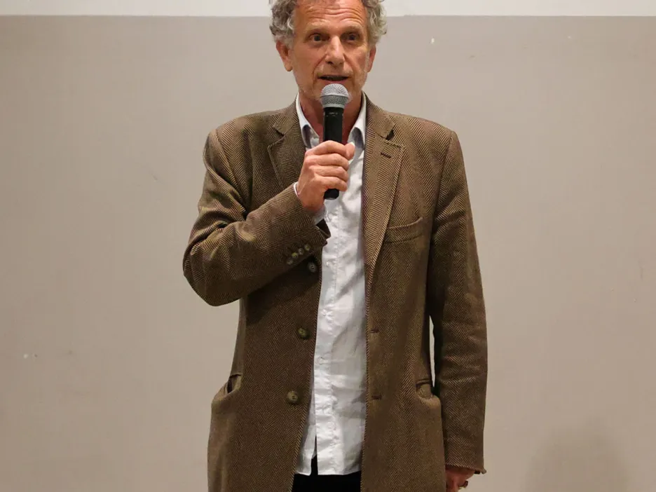 Photo montrant la prise de parole d'un des organisateurs de l'évènement, micro en main