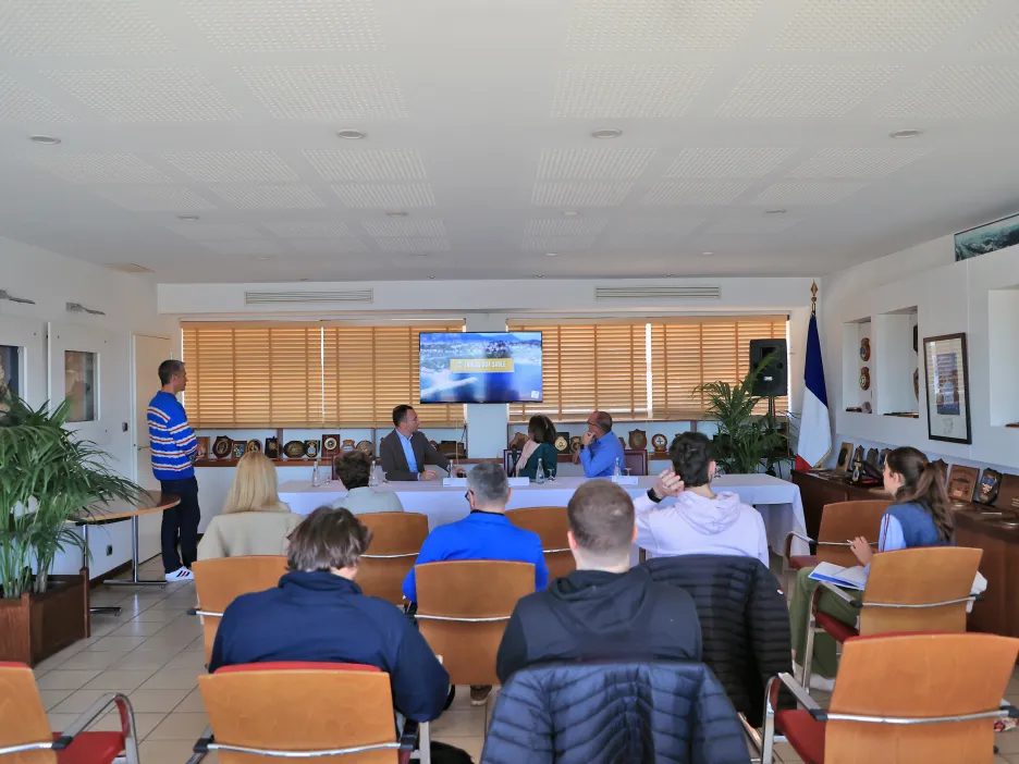 Salle de conférence avec présence du Maire de Toulon