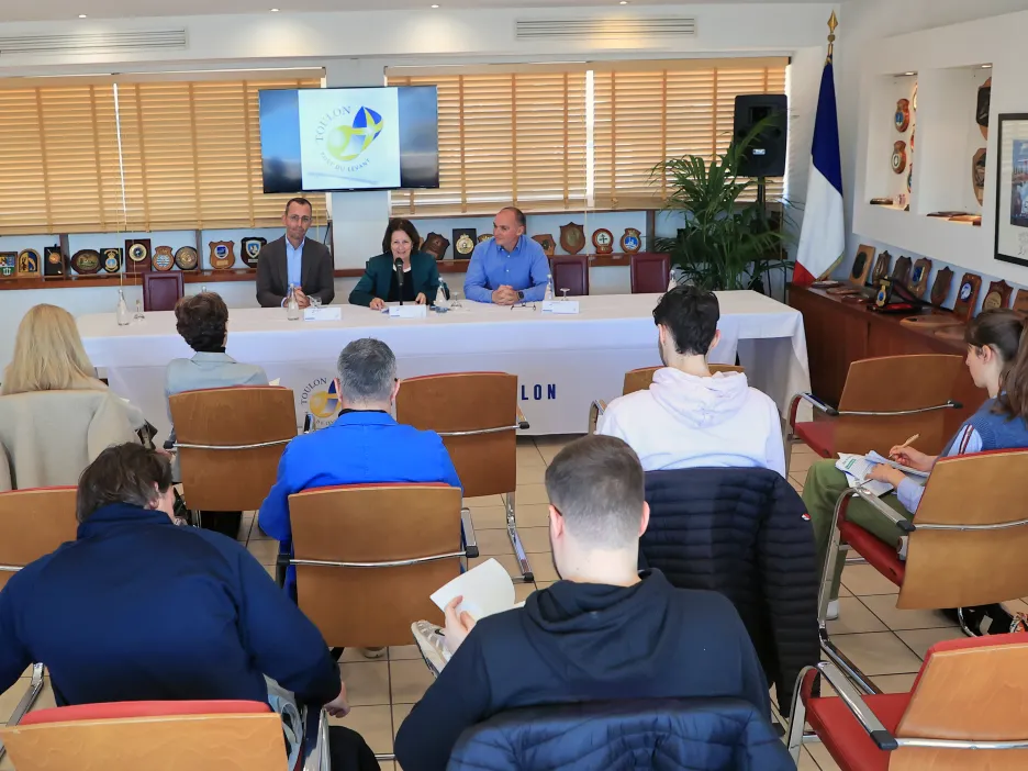 Salle de conférence avec présence du Maire de Toulon