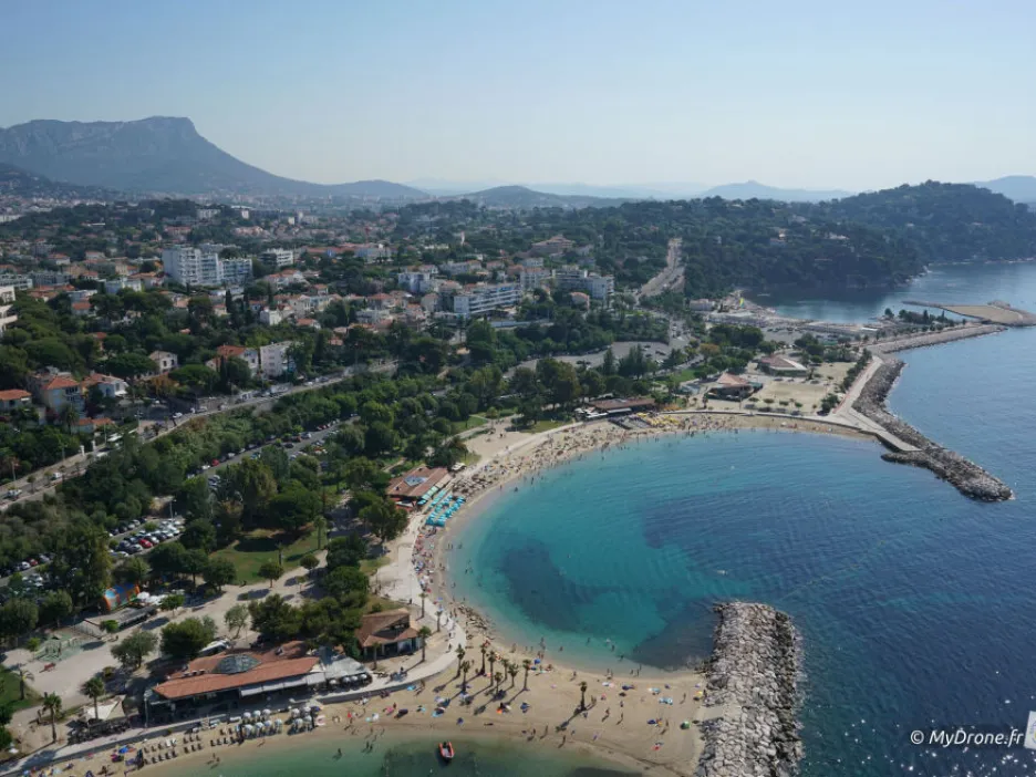 Photographie d'une vue de haut des plages du Mourillon prise par un drone