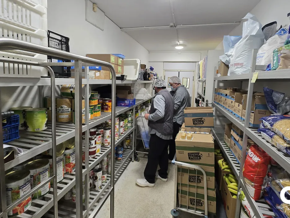 Agents de l’UPC vérifiant des denrées stockées sur des étagères alimentaires.