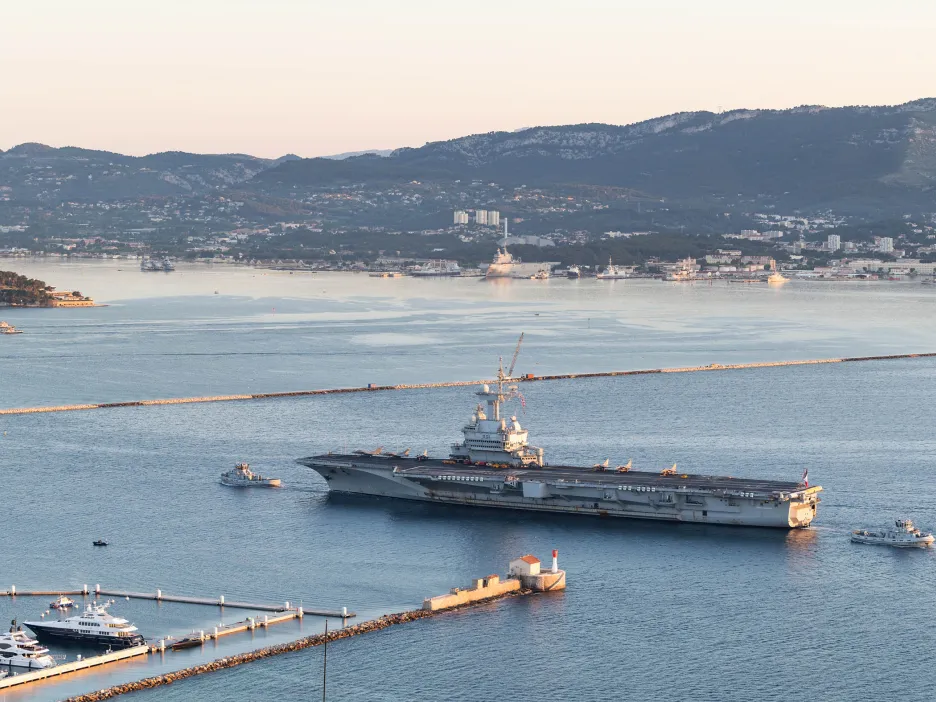 A l'image, le porte-avions Charles de Gaulle entre en petite rade de Toulon.  