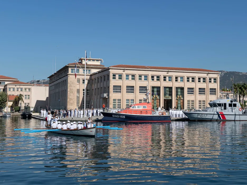 À l'image, une cérémonie d'adieu d'un préfet maritime.