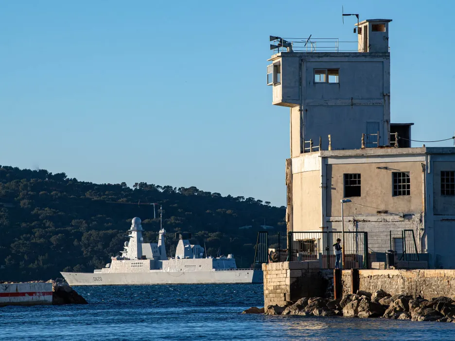 La frégate de défense aérienne (FDA) Forbin appareille du port de Toulon pour intégrer le groupe aéronavale. 