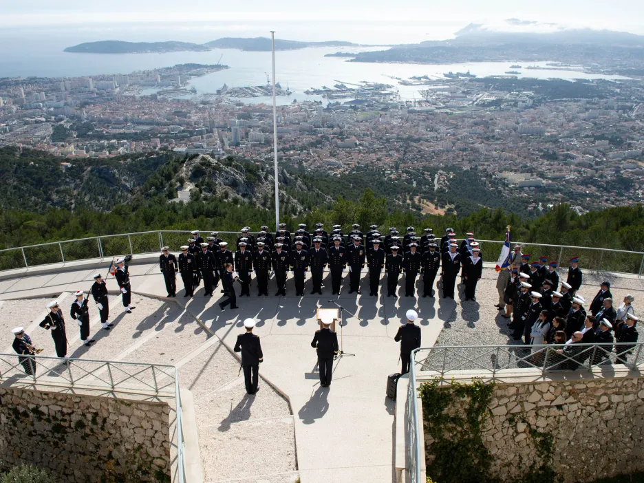 Cérémonie de prise de commandement d'un équipage rouge d'un sous-marin nucléaire d'attaque. Cette cérémonie se déroule sur le parvis du Mémorial du Débarquement et de la Libération en Provence.