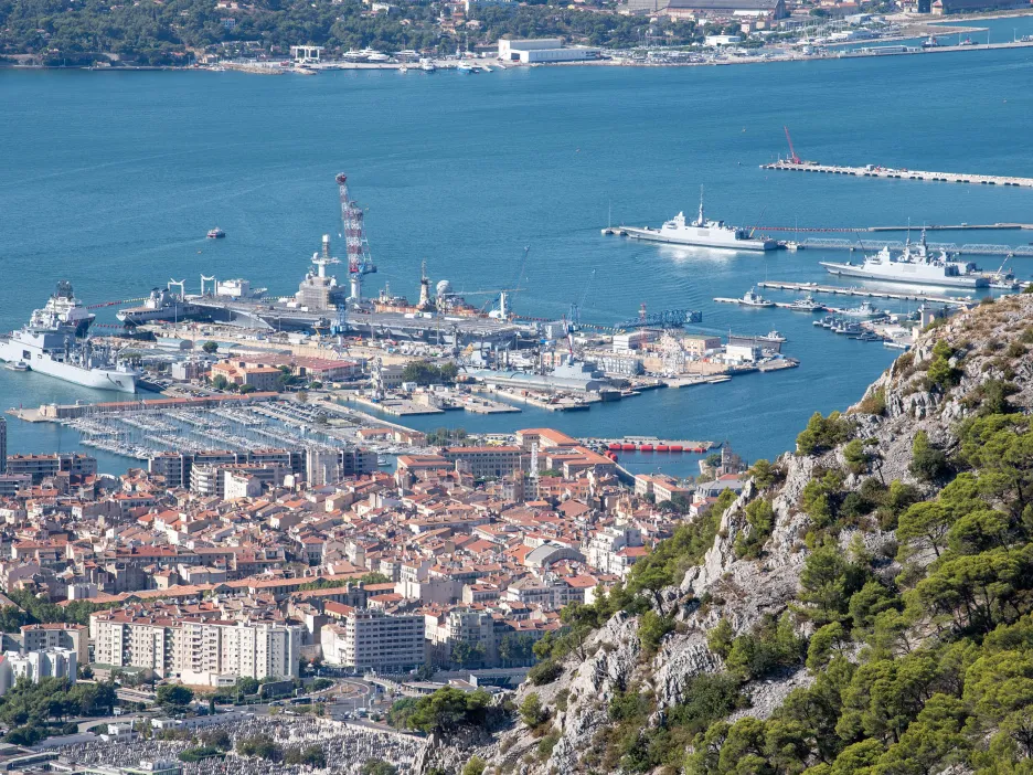 Prise de vues de la base navale de Toulon depuis le Mont FaronLe porte-avions Charles de Gaulle est en cale sèche dans un des bassins Vauban.