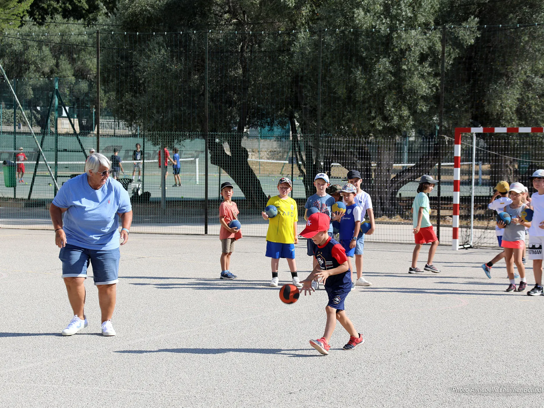 Image d'un groupe d'enfants jouant au handball