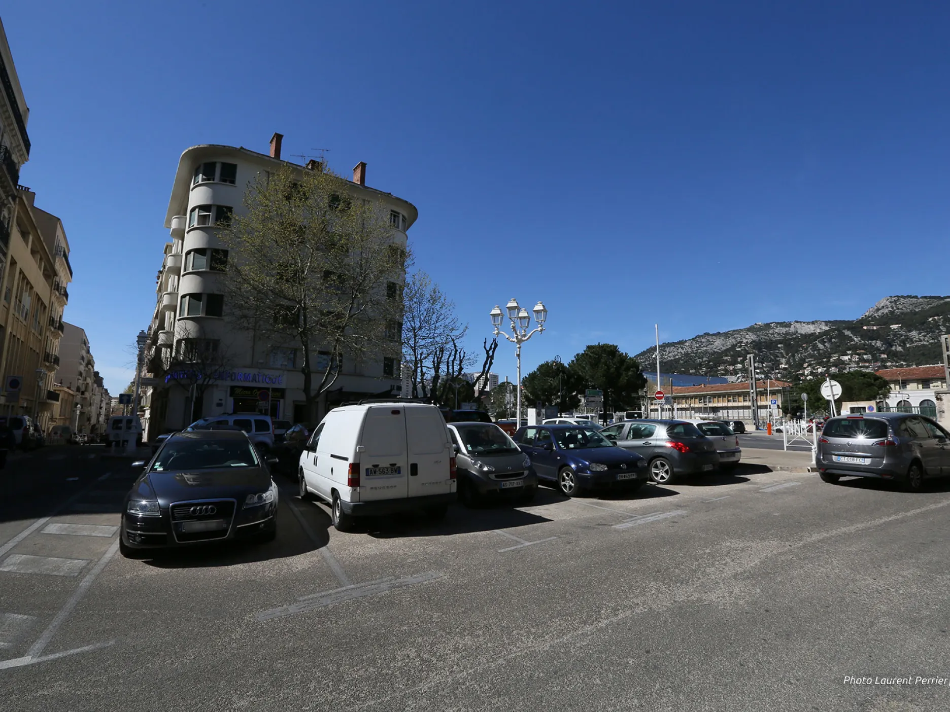 Place composée de places de stationnement