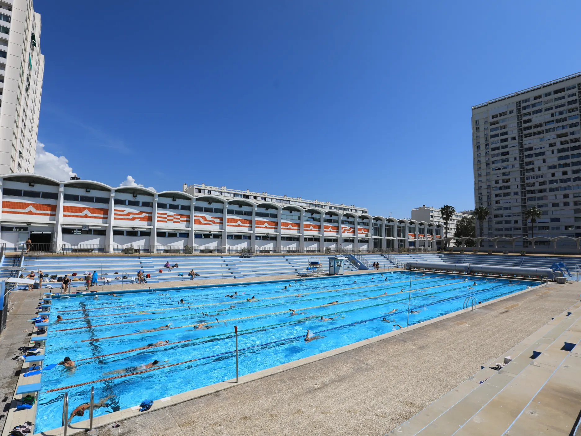 Photographie en plein jour de la piscine du port marchand 