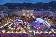 Village de Noël sur la place de la Liberté