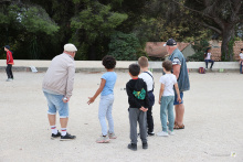 Petits et grands réunis pour un tournoi de pétanque intergénérationnel